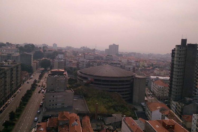 UM CÉU CINZENTO DE FUMO