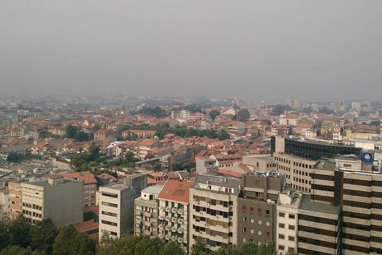UM CÉU CINZENTO DE FUMO