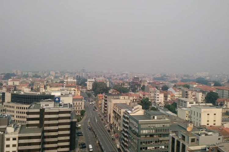 UM CÉU CINZENTO DE FUMO