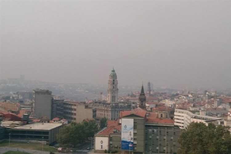 UM CÉU CINZENTO DE FUMO
