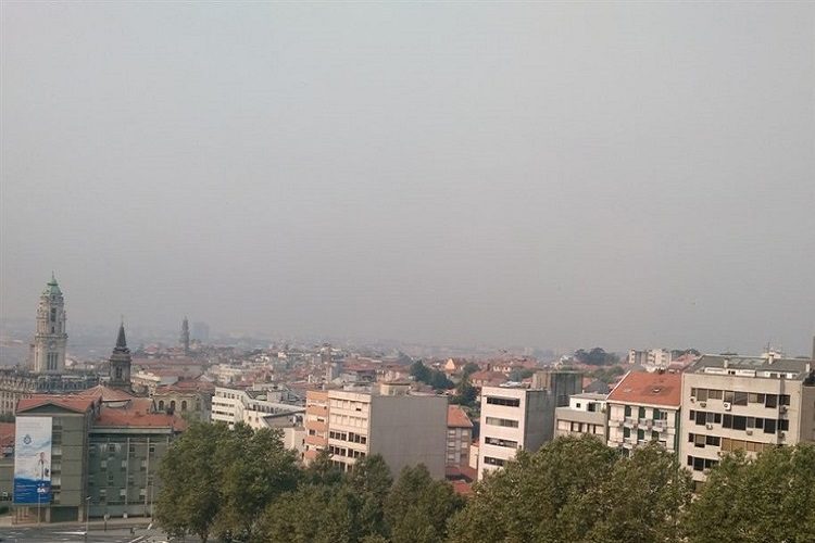 UM CÉU CINZENTO DE FUMO