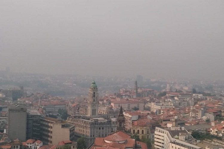 UM CÉU CINZENTO DE FUMO