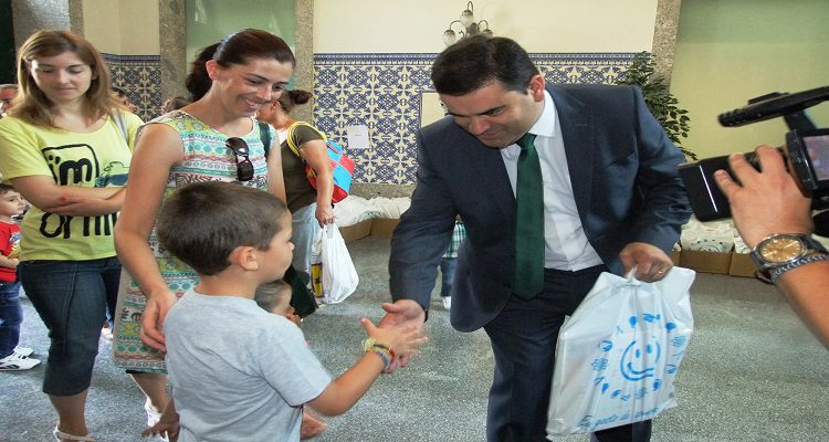 CASTELO-DE-PAIVA OFERECE MANUAIS ESCOLARES