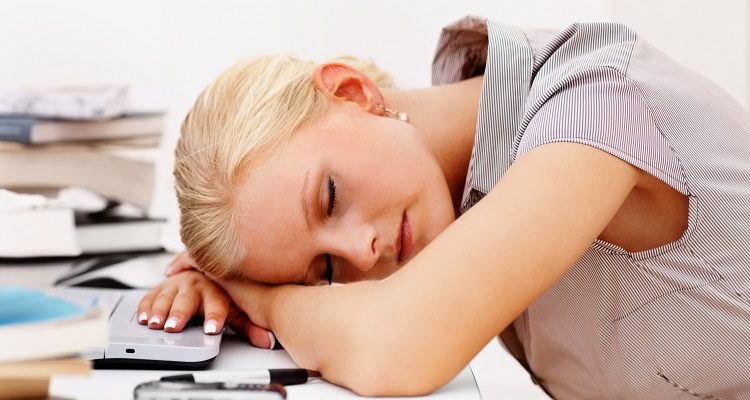 DORMIR A SESTA FAZ BEM