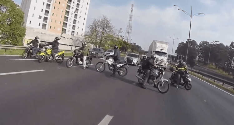 MOTOQUEIROS SALVAM CÃO