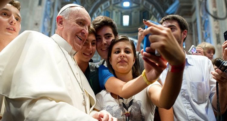 PAPA FRANCISCO FALA AOS JOVENS