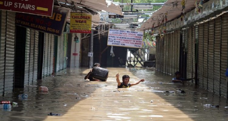CHEIAS NO NEPAL FAZEM 33 MORTOS