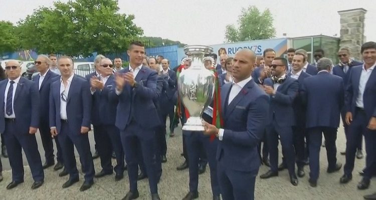 CAMPEÕES REGRESSAM A PORTUGAL