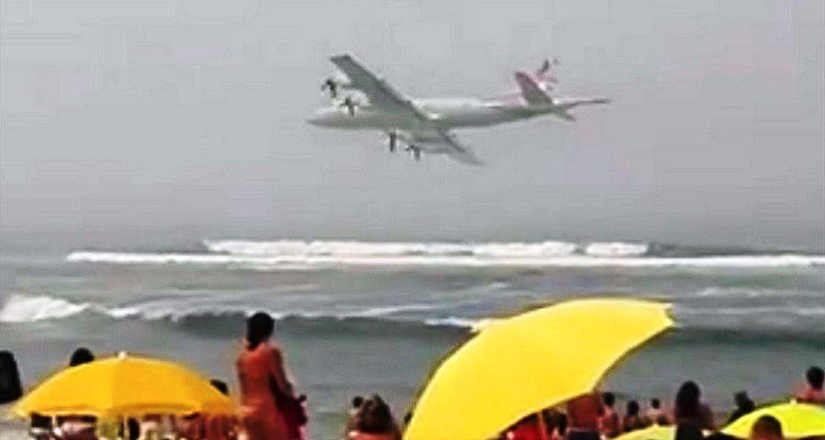 O AVIÃO QUE ASSUSTOU BANHISTAS