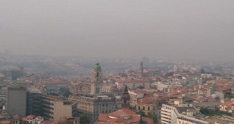 UM CÉU CINZENTO DE FUMO