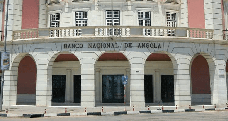 ANGOLA: CHEQUES "CARECAS" DISPARARAM