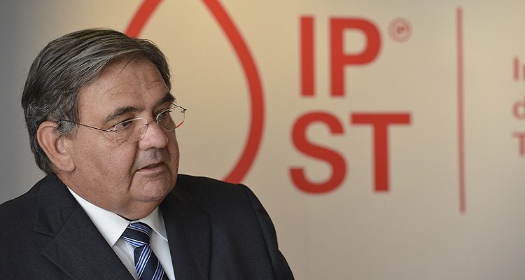 PRESIDENTE DO INSTITUTO DO SANGUE DEMITE-SE