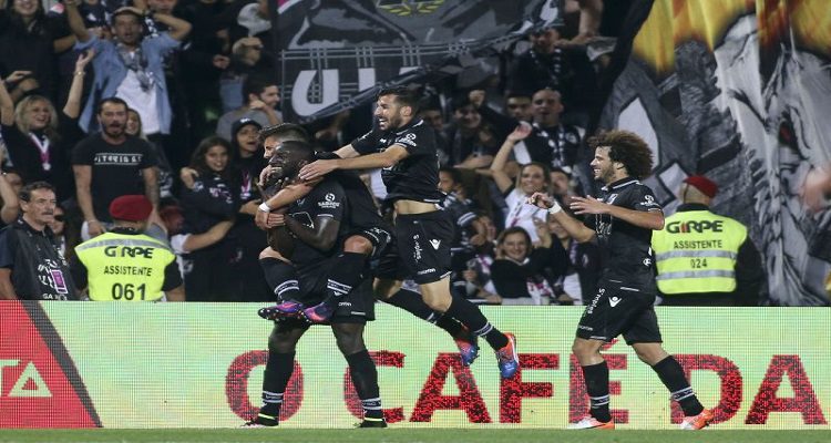 GUIMARÃES VENCE COM HAT-TRICK DE MAREGA