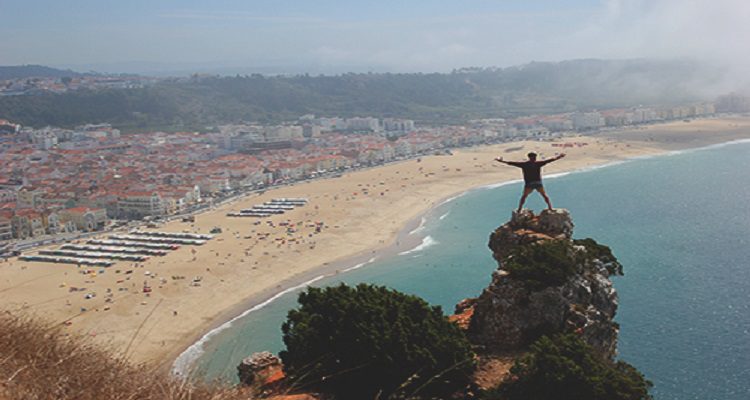 NAZARÉ ATRAI TURISTAS DE TODO O MUNDO