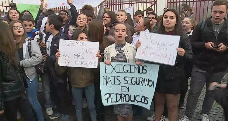 PAIS "FECHAM" ESCOLA EM PEDROUÇOS