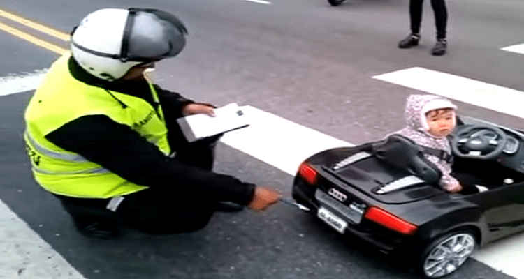 VÍDEO: UM POLÍCIA "FISCALIZA" UMA CRIANÇA