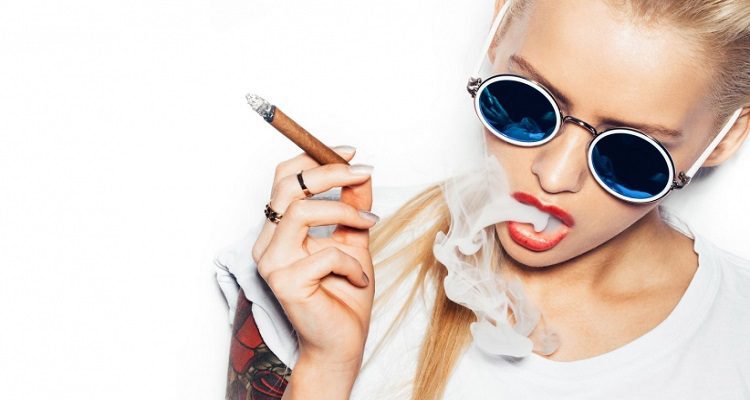 TABACO: CONSUMO CAI, MULHERES FUMAM MAIS