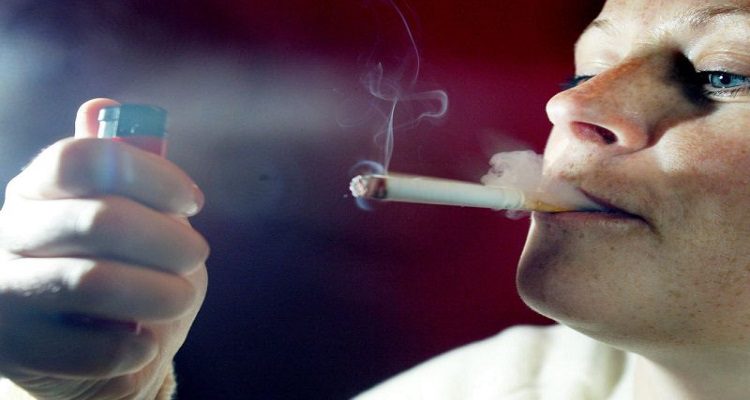 TABACO: CONSUMO CAI, MULHERES FUMAM MAIS
