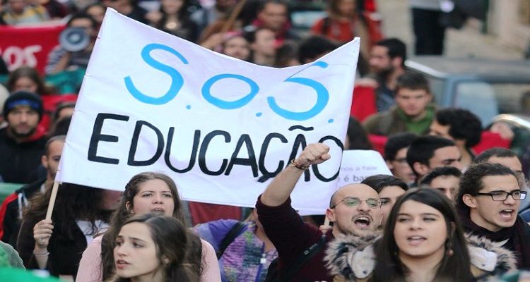 estudantes-exigem-fim-das-propinas