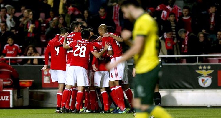 benfica-goleia-entra-pe-direito