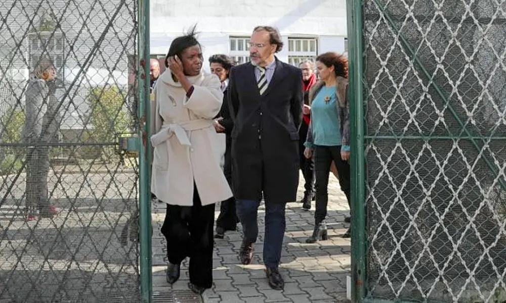MINISTRA DA JUSTIÇA VISITOU A MULHER QUE ABANDONOU O FILHO NO LIXO (VÍDEO)
