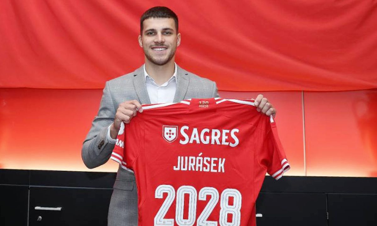 Benfica contrata lateral esquerdo David Jurásek ao Slavia de Praga por 14  milhões de euros